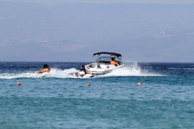 Wakeboarding - denizde su kayakçı