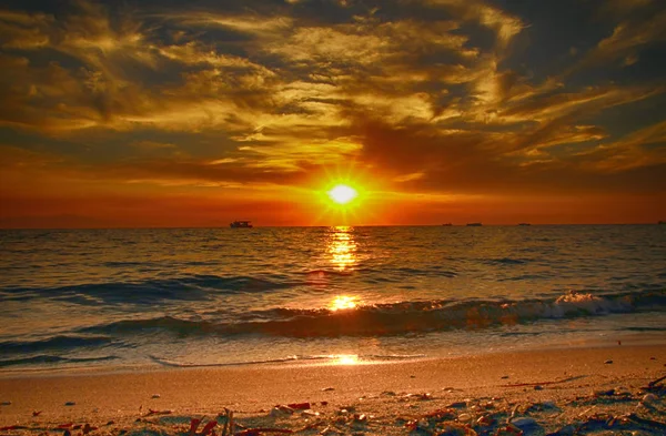 Sonnenaufgang im Meer — Stockfoto