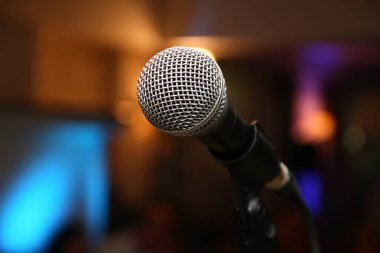 tek mikrofon sahne konser