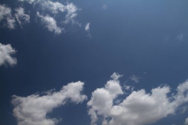 Mavi Gökyüzü ve Bulutlar