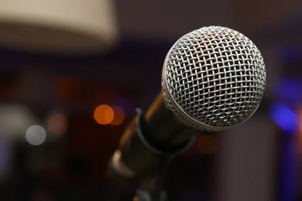 tek mikrofon sahne konser