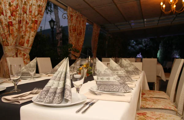 Interior del restaurante de lujo servido para comer — Foto de Stock