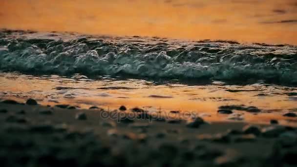 Ola de amanecer mar cámara lenta — Vídeo de stock