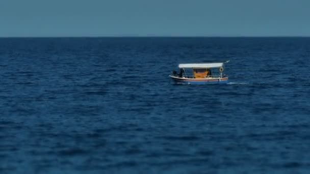 Pequeño barco en el mar 4k — Vídeos de Stock