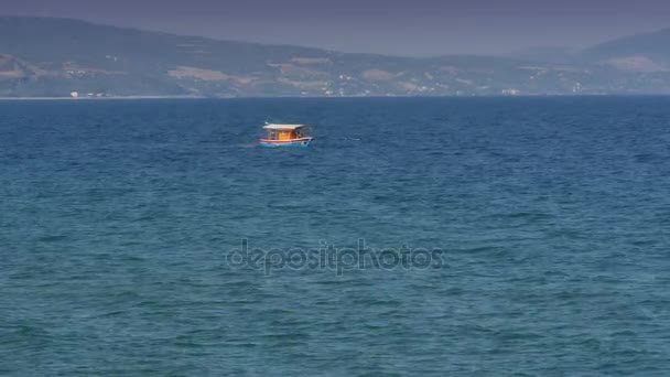 Pequeño barco en el mar 4k — Vídeos de Stock