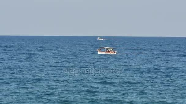 Pequeño barco en el mar 4k — Vídeos de Stock