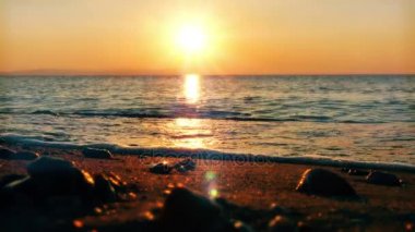 Denize 4k güzel gündoğumu