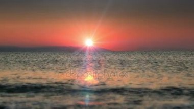 Denize 4k güzel gündoğumu