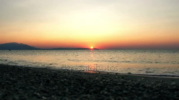 Όμορφη ανατολή του ηλίου πάνω από τη θάλασσα 4k — Αρχείο Βίντεο