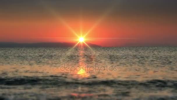 Belo nascer do sol sobre o mar 4k — Vídeo de Stock