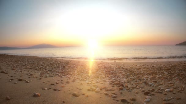 Όμορφη ανατολή του ηλίου πάνω από τη θάλασσα 4k — Αρχείο Βίντεο