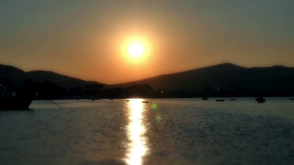 Невеликий порт захід сонця повільний рух — стокове відео