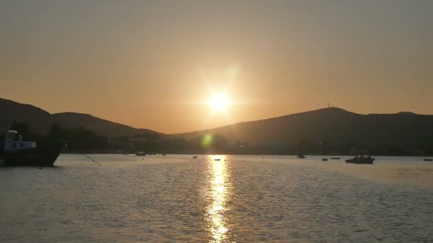 Pequeno porto pôr do sol câmera lenta — Vídeo de Stock