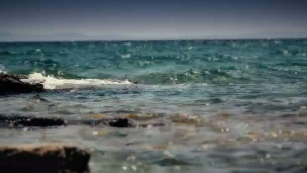 Cliff vln průzračného moře 4k — Stock video