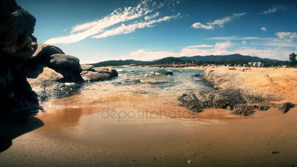 Mare limpido onda scogliera 4k — Video Stock