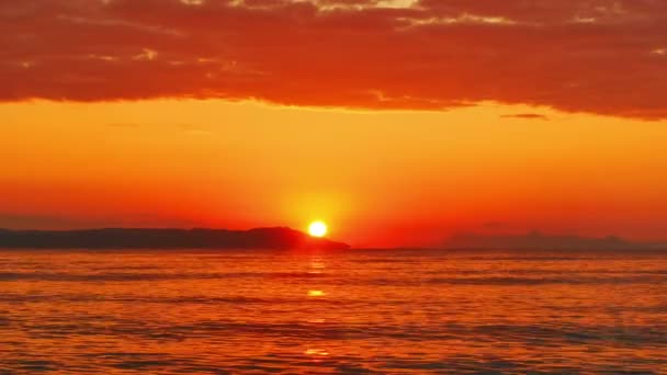Ανατολή ηλίου κύμα στη θάλασσα 4k — Αρχείο Βίντεο