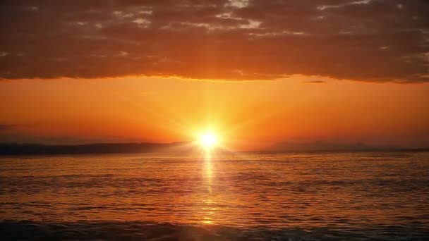 Nascer do sol onda mar câmera lenta — Vídeo de Stock