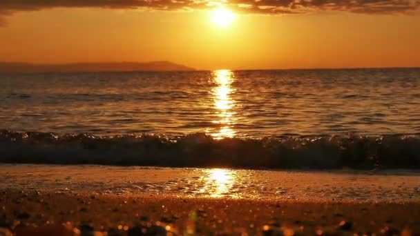 Nascer do sol onda mar câmera lenta — Vídeo de Stock