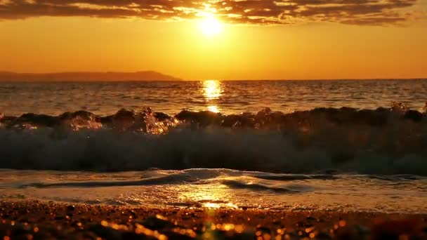 Ola de amanecer mar cámara lenta — Vídeos de Stock