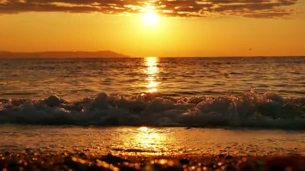 Nascer do sol onda mar câmera lenta — Vídeo de Stock