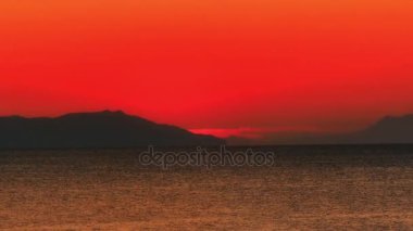 Deniz 4k üzerinde gündoğumu