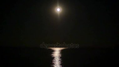 Dolunay deniz üzerinde