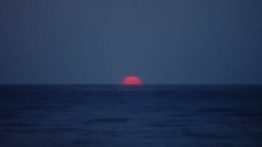 Dolunay üzerinde deniz 4k