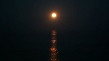 Dolunay üzerinde deniz 4k