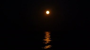 Dolunay üzerinde deniz 4k