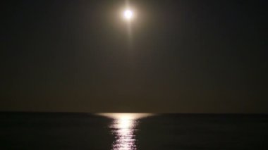 Dolunay üzerinde deniz 4k