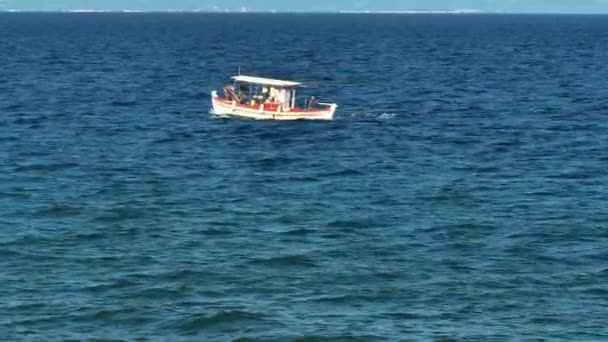 Kleine Vissersboot Blauwe Zee — Stockvideo