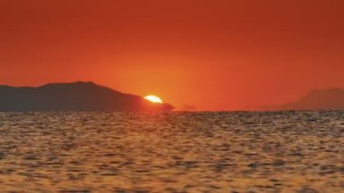 Deniz 4k üzerinde gündoğumu