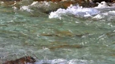 kristal berraklığında akışı yavaş hareket
