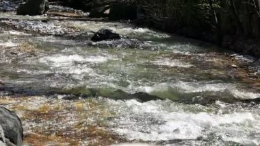 kristal berraklığında akışı yavaş hareket