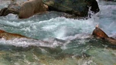 Dağ nehir büyük taşlarla