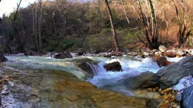 Dağ nehir büyük taşlarla