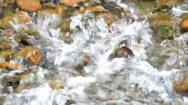 Dağ nehir büyük taşlarla