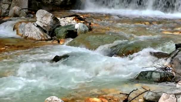 Rio Montanha Com Grandes Pedras — Vídeo de Stock