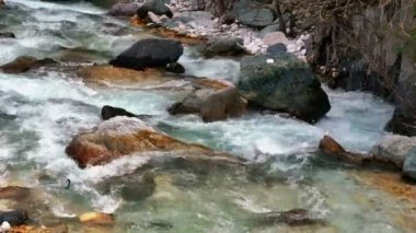 Dağ nehir büyük taşlarla 4k