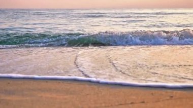 Plaj dalgası makro günbatımı ağır çekim