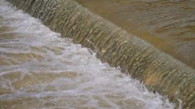 Nehir suyu şelalesi ağır çekim