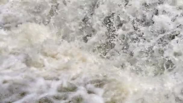 Καταρρακτώδες Νερό Του Ποταμού Βρύση Αργή Κίνηση — Αρχείο Βίντεο