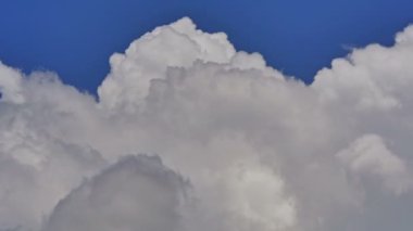 Mavi gökyüzü bulutlar zaman atlamalı 4k