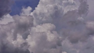 Mavi gökyüzü bulutlar zaman atlamalı 4k