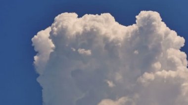 Mavi gökyüzü bulutlar zaman atlamalı 4k