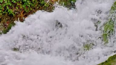 Şelale nehri dağ gibi ağır çekimde 60 fp 'den 30 fp' ye 4k