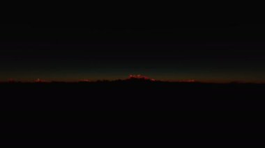 Bulutların üzerinde gün doğumu 4k