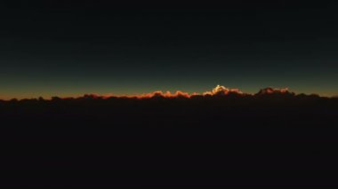 Bulutların üzerinde gün doğumu 4k