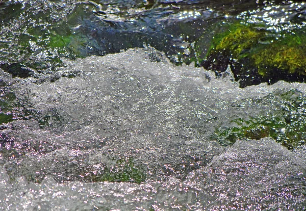 Schnelles Natürliches Bergwasser — Stockfoto