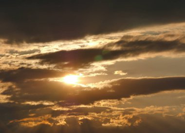 Güzel altın gün batımı gökyüzü manzarası